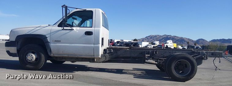 image for item YA2125 2007 Chevrolet Silverado 3500HD pickup truck cab and chassis