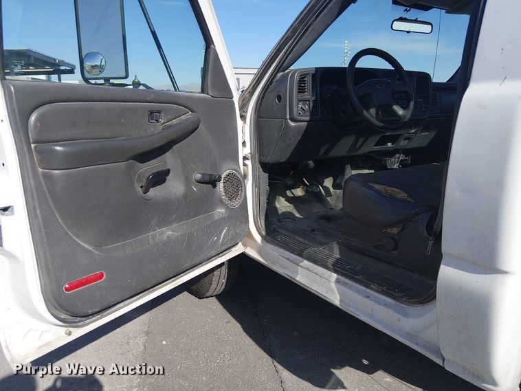 image for item YA2125 2007 Chevrolet Silverado 3500HD pickup truck cab and chassis