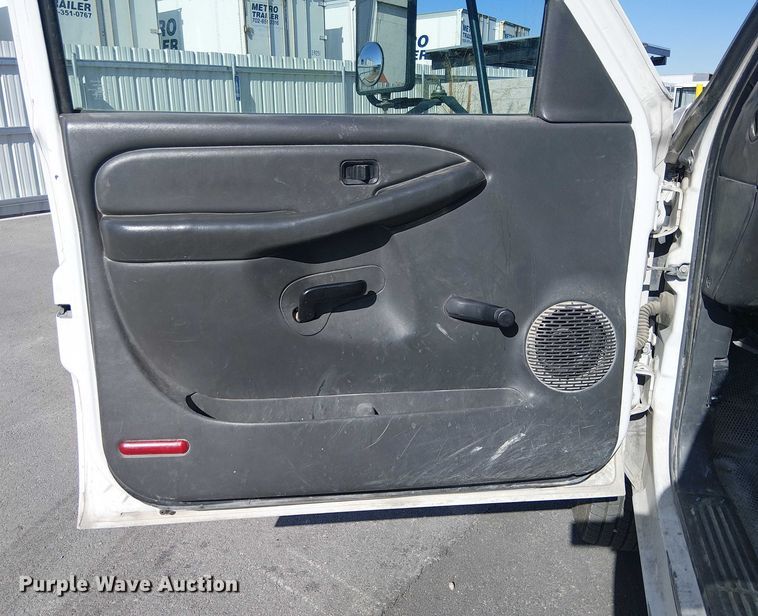 image for item YA2125 2007 Chevrolet Silverado 3500HD pickup truck cab and chassis