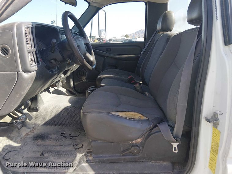 image for item YA2125 2007 Chevrolet Silverado 3500HD pickup truck cab and chassis