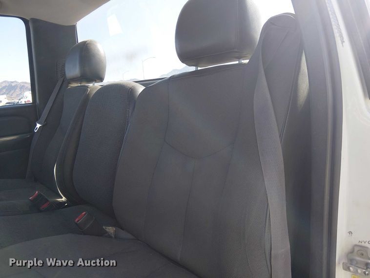 image for item YA2125 2007 Chevrolet Silverado 3500HD pickup truck cab and chassis