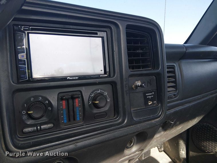 image for item YA2125 2007 Chevrolet Silverado 3500HD pickup truck cab and chassis