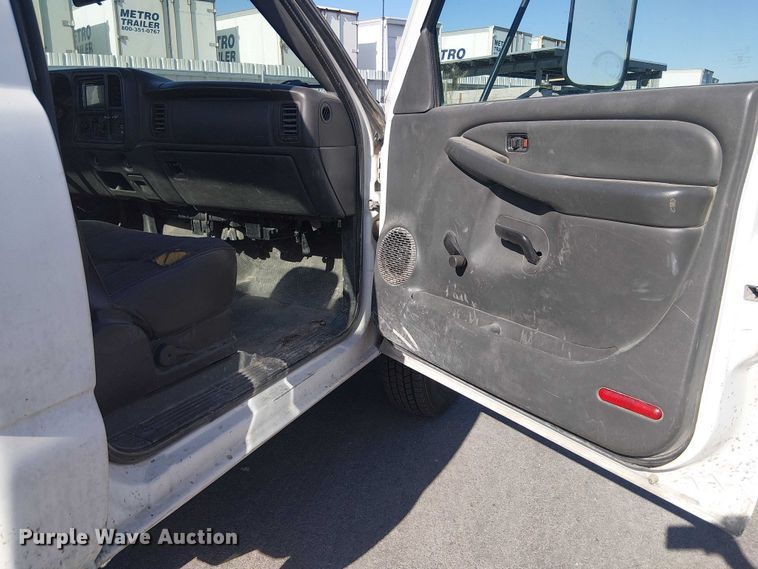 image for item YA2125 2007 Chevrolet Silverado 3500HD pickup truck cab and chassis