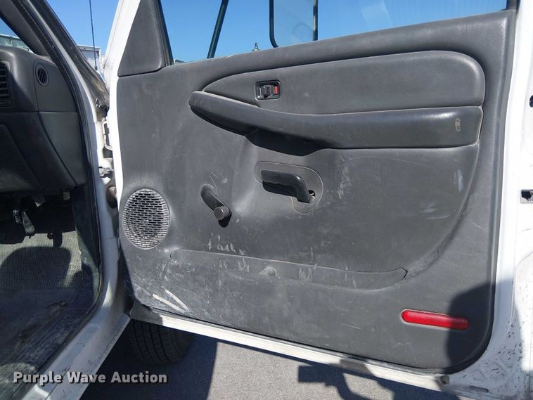 image for item YA2125 2007 Chevrolet Silverado 3500HD pickup truck cab and chassis