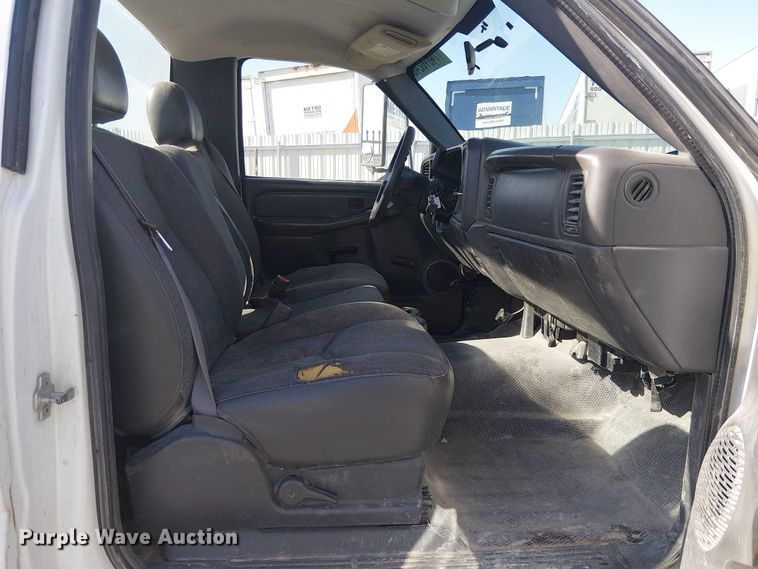 image for item YA2125 2007 Chevrolet Silverado 3500HD pickup truck cab and chassis