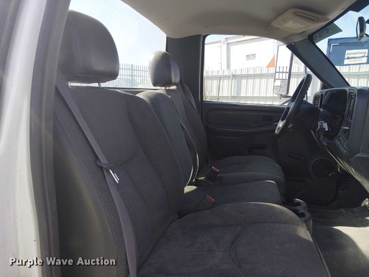 image for item YA2125 2007 Chevrolet Silverado 3500HD pickup truck cab and chassis