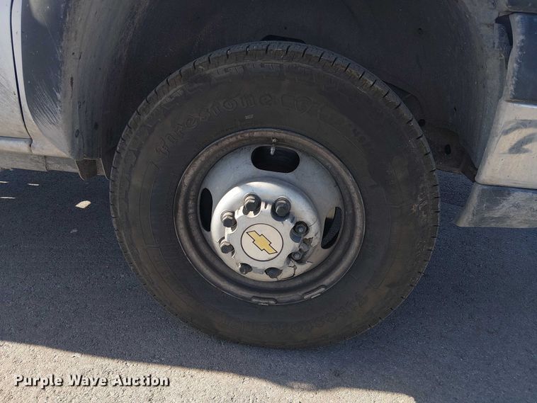 image for item YA2125 2007 Chevrolet Silverado 3500HD pickup truck cab and chassis