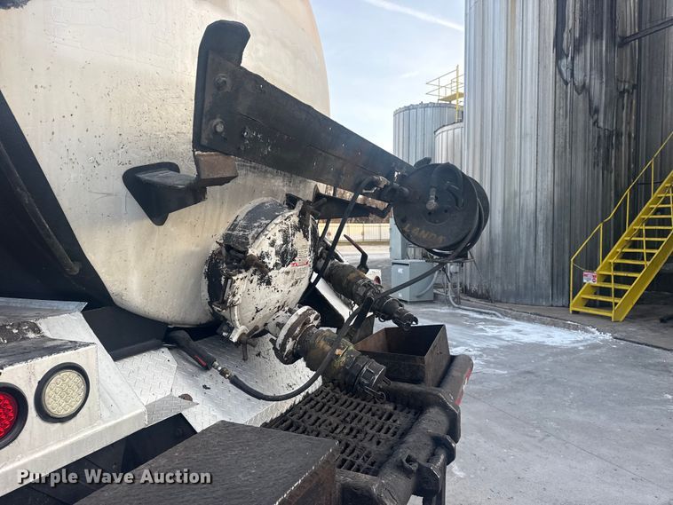 image for item DQ4254 2012 Peterbilt 388 vacuum truck