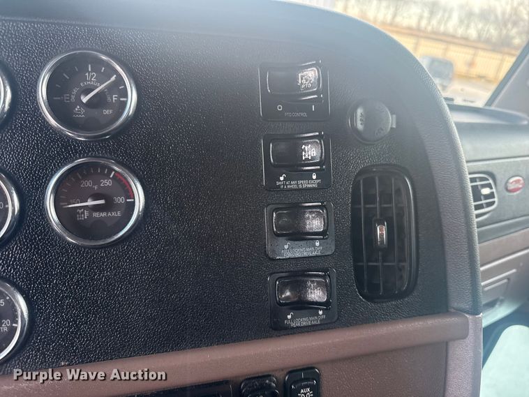 image for item DQ4254 2012 Peterbilt 388 vacuum truck