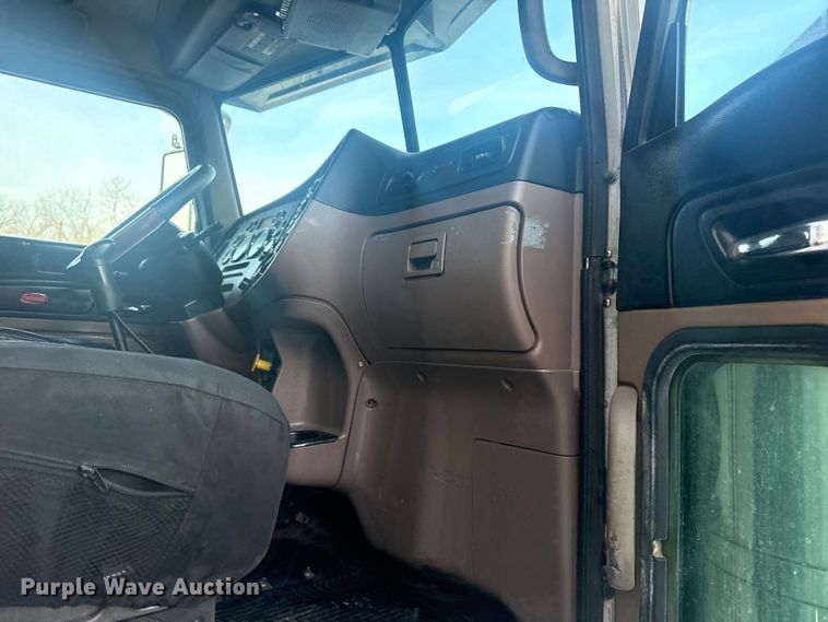 image for item DQ4254 2012 Peterbilt 388 vacuum truck