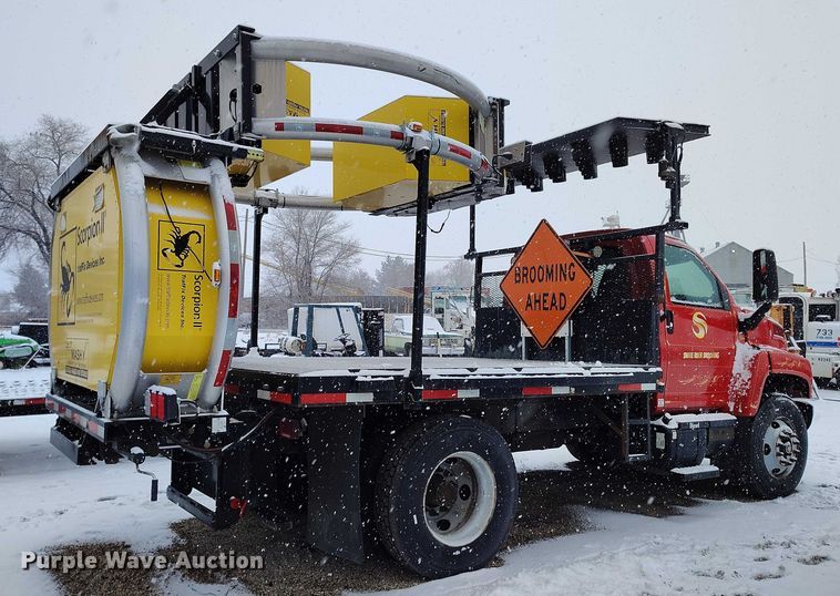 image for item DT0877 2005 Isuzu H6500 flatbed truck with crash attenuator