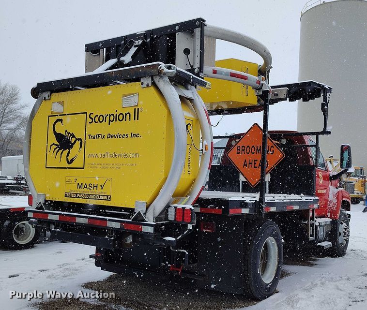 image for item DT0877 2005 Isuzu H6500 flatbed truck with crash attenuator