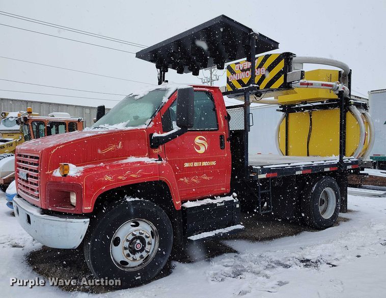 image for item DT0877 2005 Isuzu H6500 flatbed truck with crash attenuator