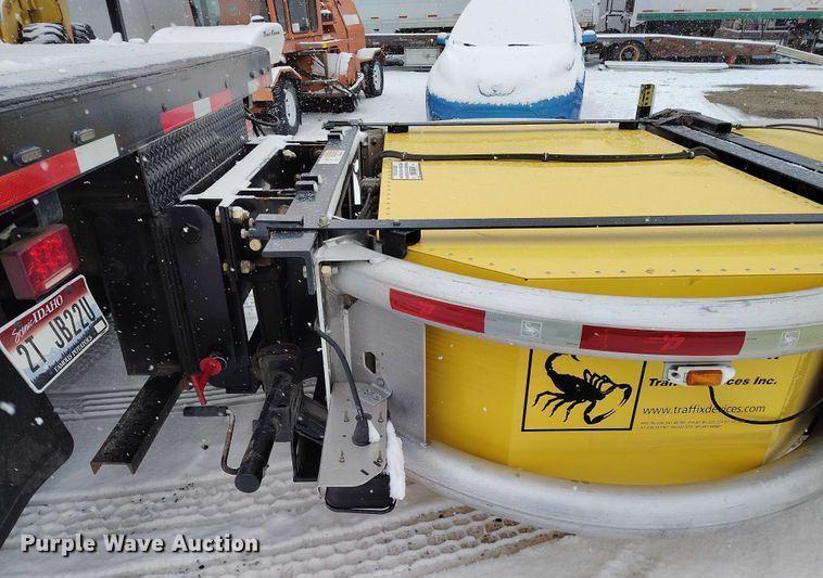 image for item DT0877 2005 Isuzu H6500 flatbed truck with crash attenuator