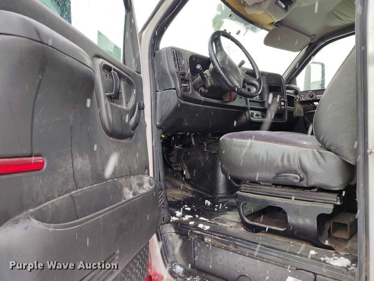 image for item DT0877 2005 Isuzu H6500 flatbed truck with crash attenuator