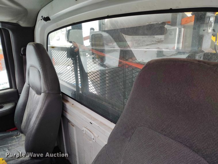 image for item DT0877 2005 Isuzu H6500 flatbed truck with crash attenuator