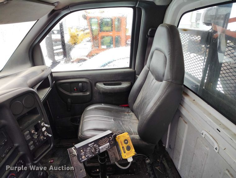 image for item DT0877 2005 Isuzu H6500 flatbed truck with crash attenuator