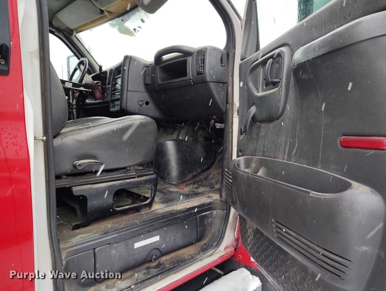 image for item DT0877 2005 Isuzu H6500 flatbed truck with crash attenuator