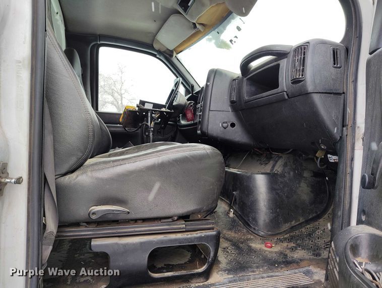 image for item DT0877 2005 Isuzu H6500 flatbed truck with crash attenuator