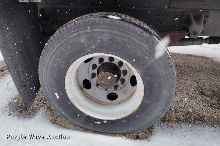 image for item DT0877 2005 Isuzu H6500 flatbed truck with crash attenuator