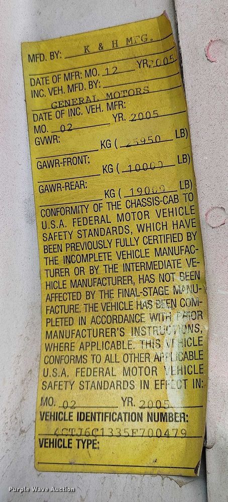 image for item DT0877 2005 Isuzu H6500 flatbed truck with crash attenuator