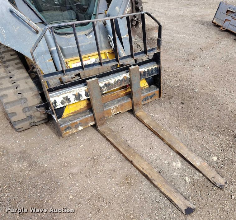 image for item DT0940 2016 John Deere 323E tracked skid steer loader