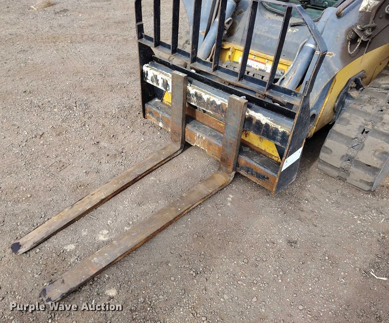 image for item DT0940 2016 John Deere 323E tracked skid steer loader