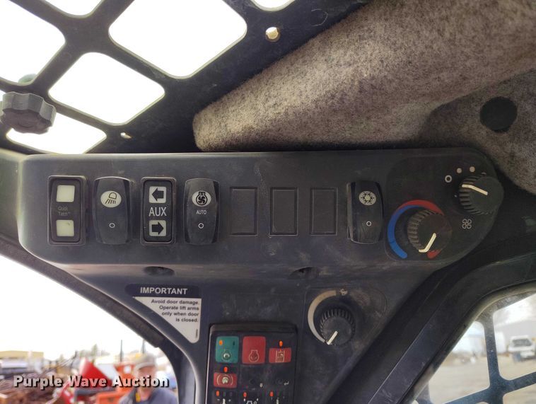 image for item DT0940 2016 John Deere 323E tracked skid steer loader