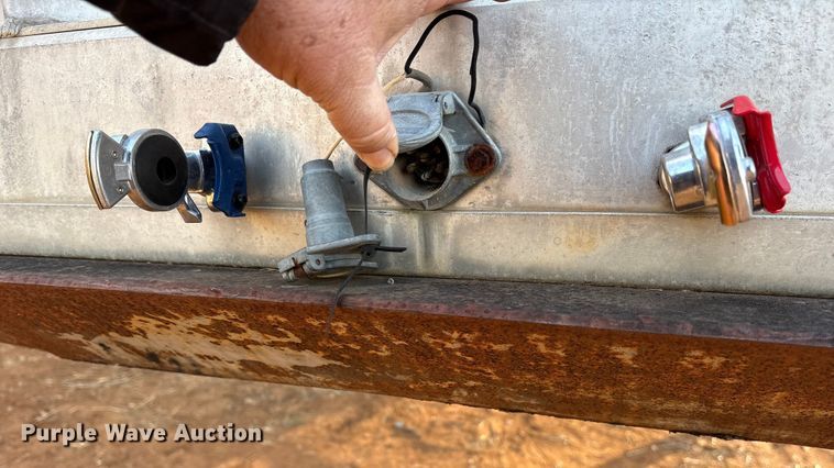 image for item DT4996 1992 Reitnouer flatbed trailer