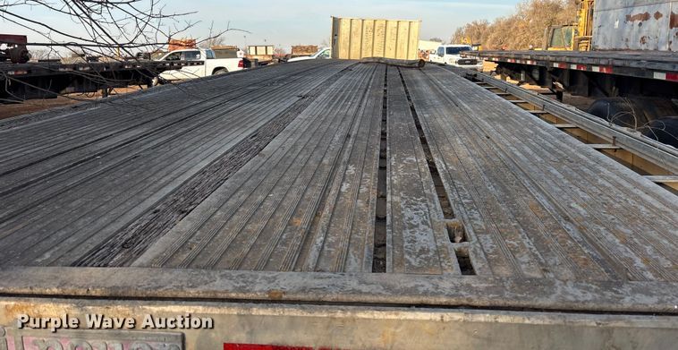 image for item DT4996 1992 Reitnouer flatbed trailer