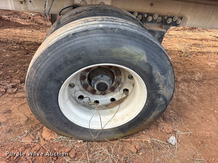 image for item DT4996 1992 Reitnouer flatbed trailer