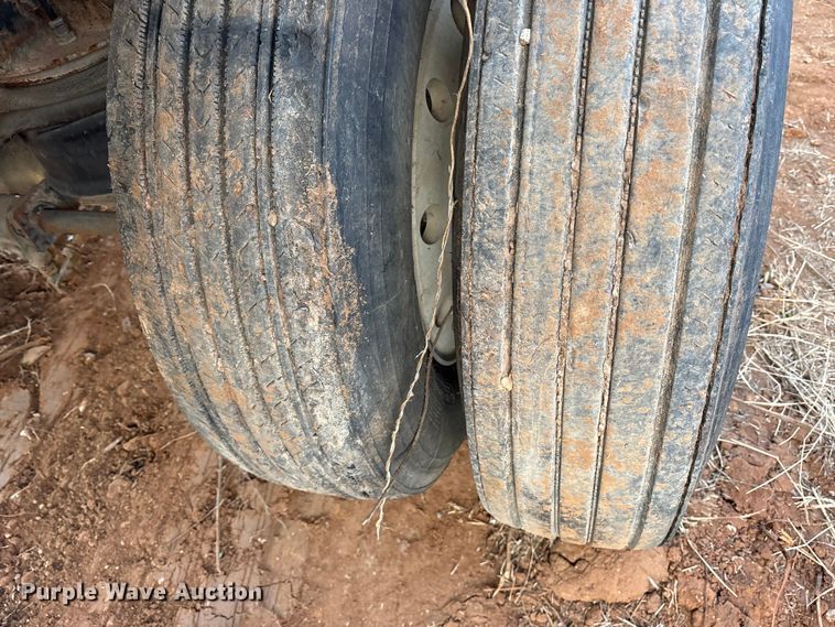 image for item DT4996 1992 Reitnouer flatbed trailer