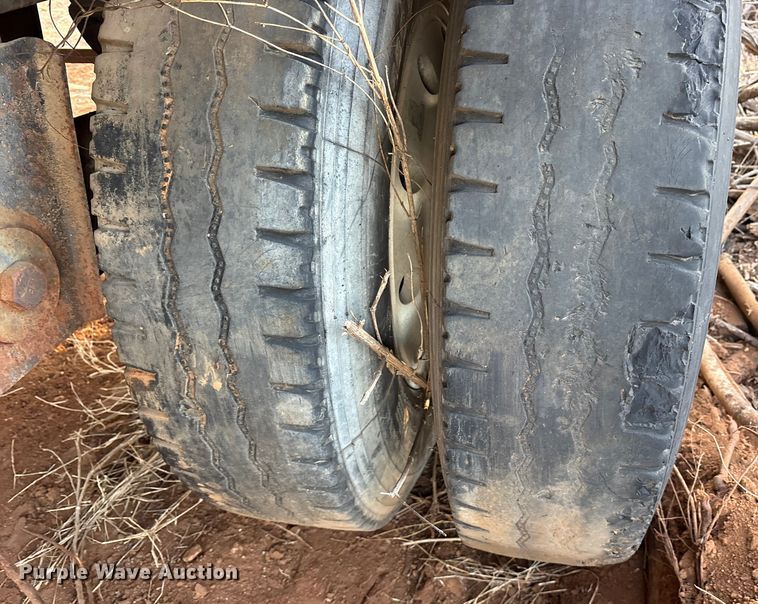 image for item DT4996 1992 Reitnouer flatbed trailer