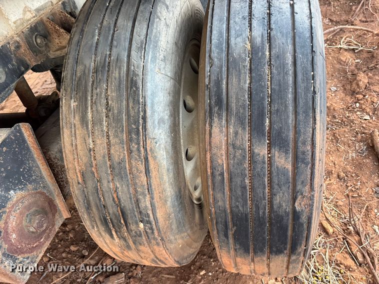 image for item DT4996 1992 Reitnouer flatbed trailer