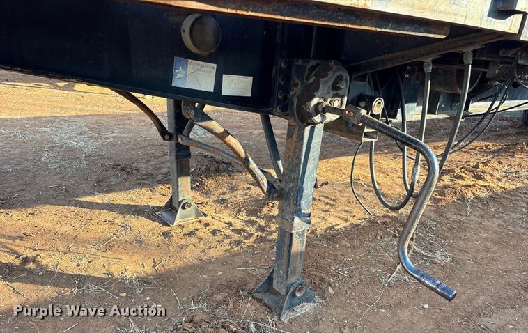 image for item DT4997 2000 Lufkin EXT 48/80 flatbed trailer