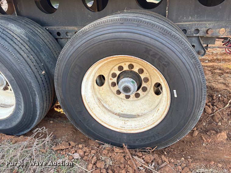 image for item DT4997 2000 Lufkin EXT 48/80 flatbed trailer