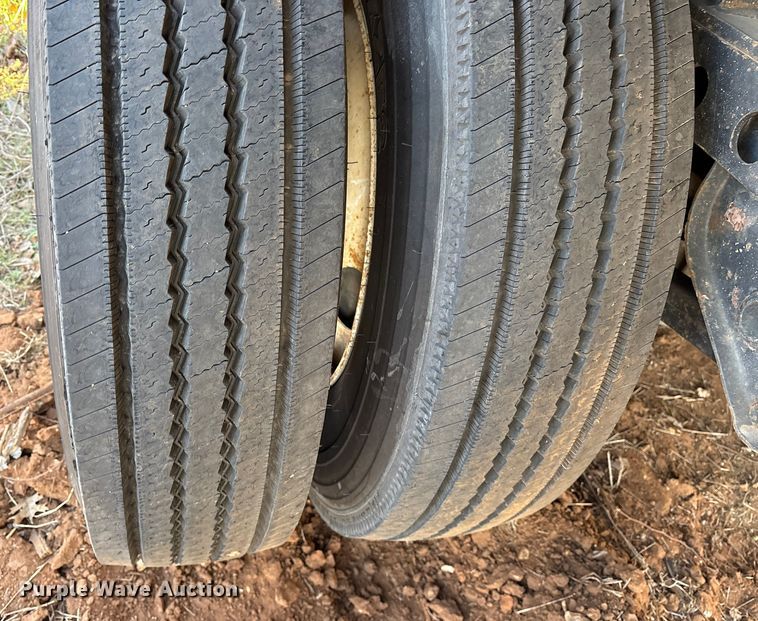 image for item DT4997 2000 Lufkin EXT 48/80 flatbed trailer