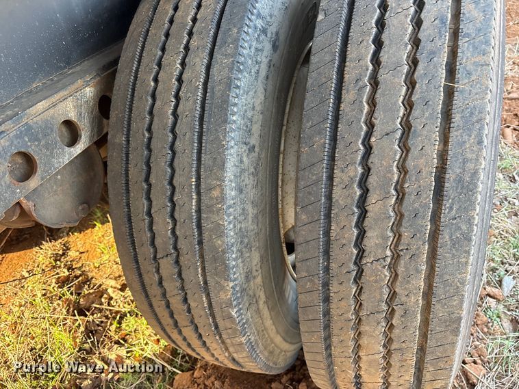 image for item DT4997 2000 Lufkin EXT 48/80 flatbed trailer