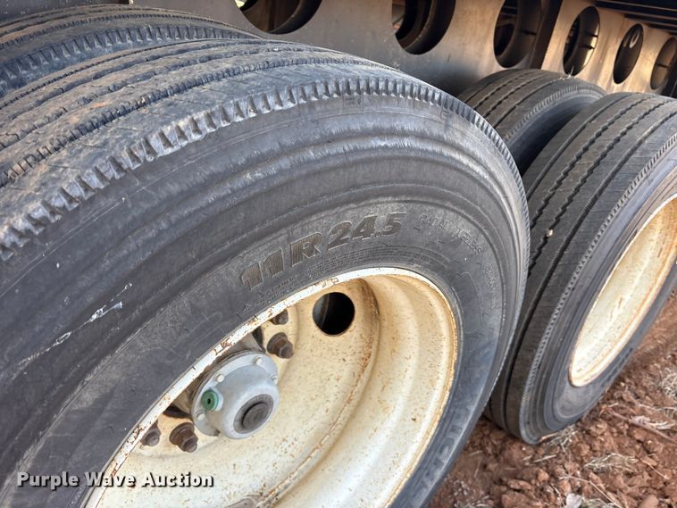 image for item DT4997 2000 Lufkin EXT 48/80 flatbed trailer