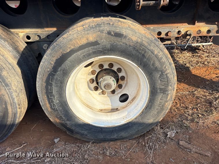 image for item DT4997 2000 Lufkin EXT 48/80 flatbed trailer