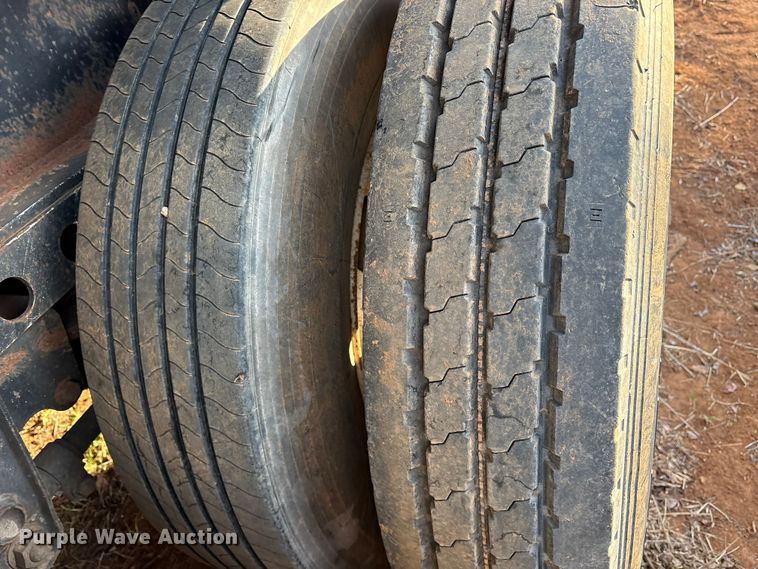 image for item DT4997 2000 Lufkin EXT 48/80 flatbed trailer