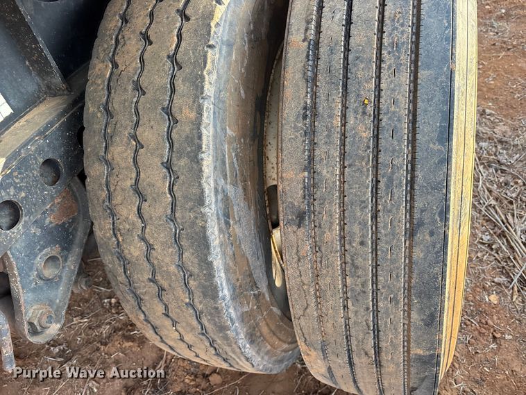 image for item DT4997 2000 Lufkin EXT 48/80 flatbed trailer