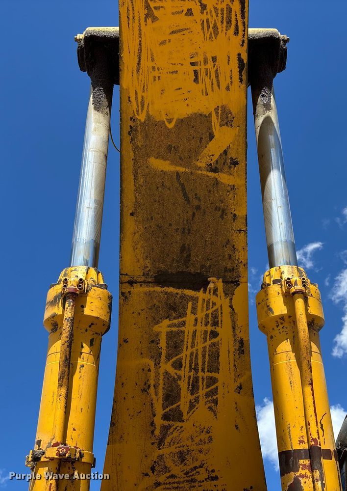 image for item DU0385 2004 John Deere 800C excavator