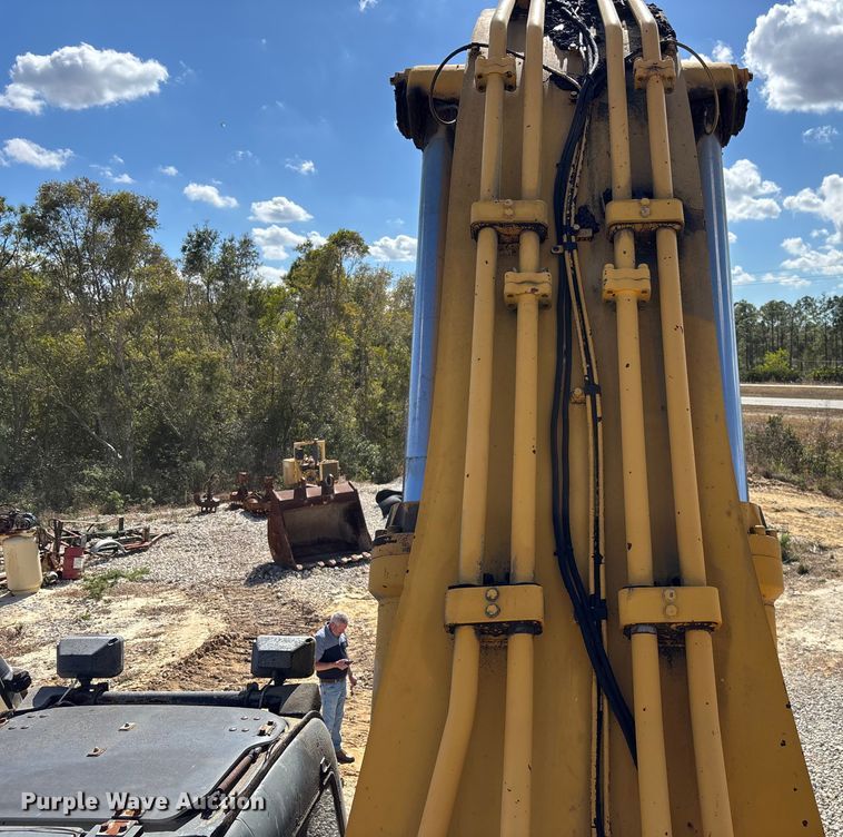 image for item DU0385 2004 John Deere 800C excavator