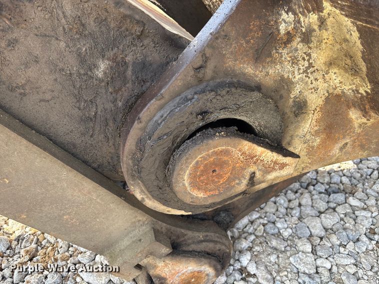 image for item DU0385 2004 John Deere 800C excavator