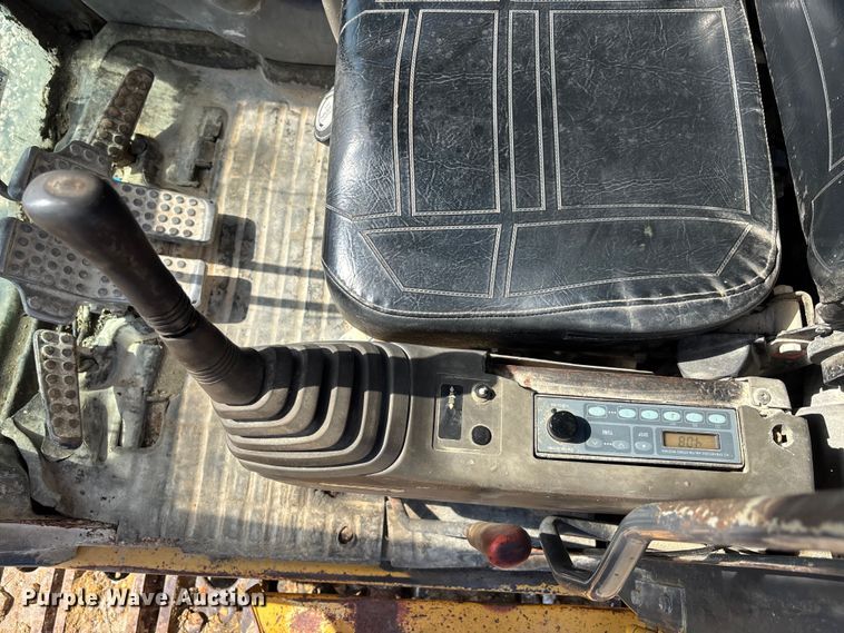 image for item DU0385 2004 John Deere 800C excavator