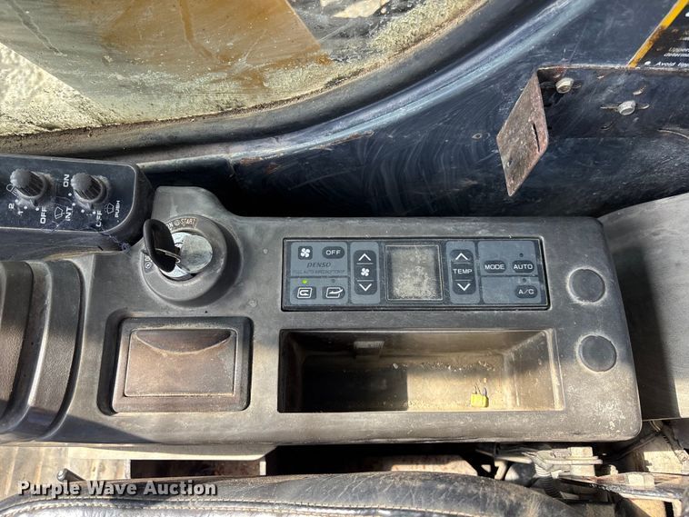 image for item DU0385 2004 John Deere 800C excavator