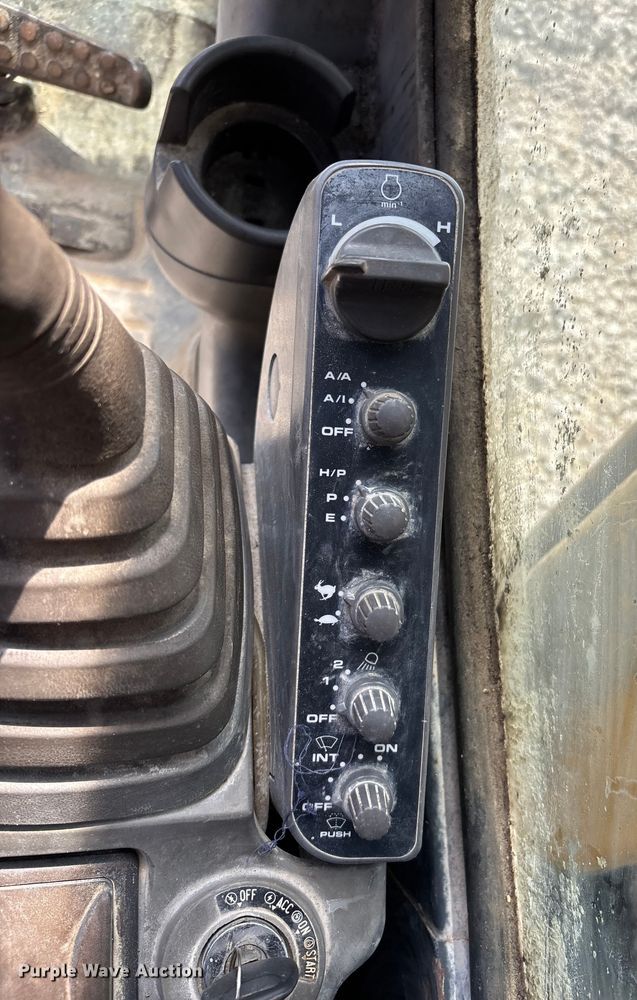 image for item DU0385 2004 John Deere 800C excavator