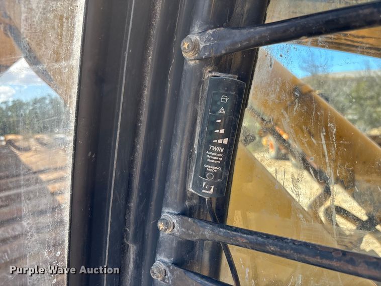 image for item DU0385 2004 John Deere 800C excavator