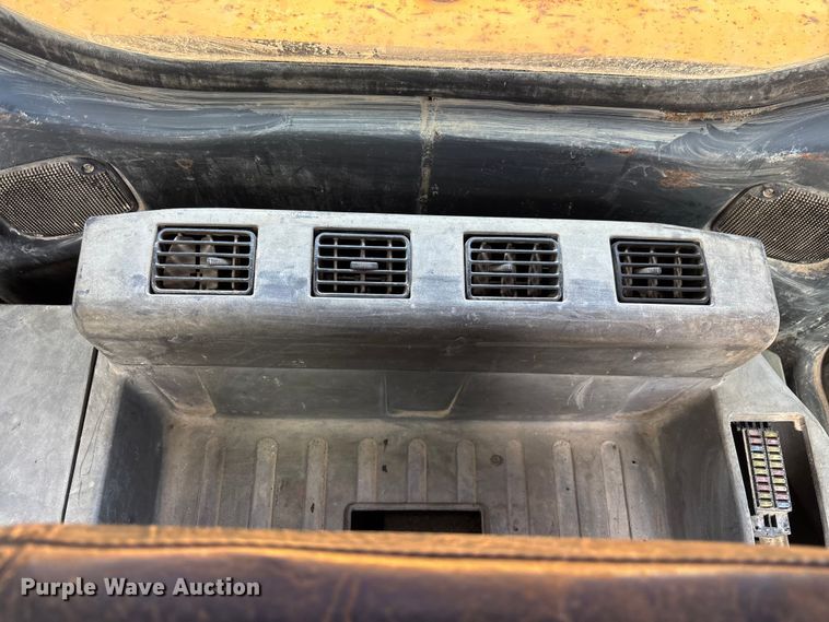 image for item DU0385 2004 John Deere 800C excavator